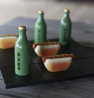 Bild av spelbräde med korv och öl som spelpjäser