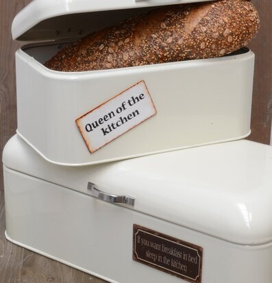 Bild av vit brödbox med nostalgisk design och charm