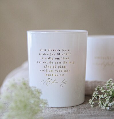 Bild av ljuslykta med känslosamt budskap i porslin