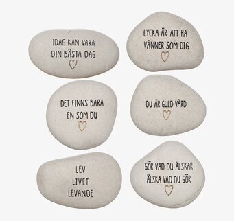Bild av vita stenar med inspirerande budskap