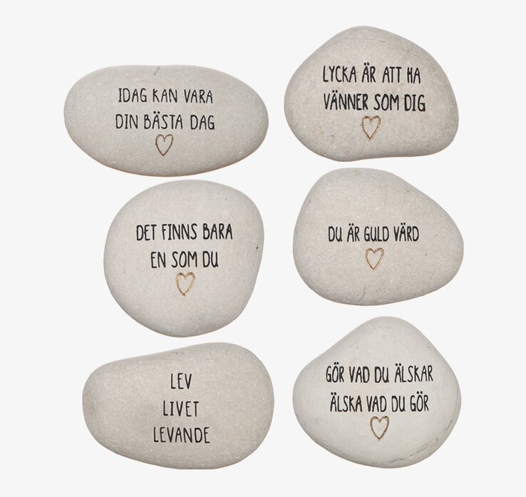 Bild av vita stenar med inspirerande budskap