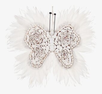 Bild av elegant fjärilsprydnad i naturliga material