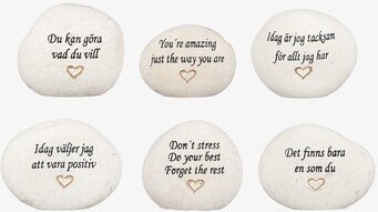 Bild av vita stenar med motiverande meddelanden