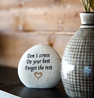 Foto av elegant vit sten med svart och guld detaljer