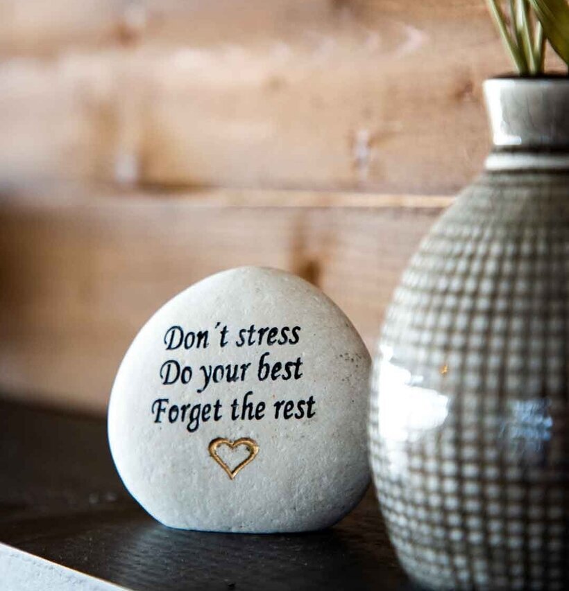 Stående Vit Sten Med Graverad Text - Svart/Guld från Different Design