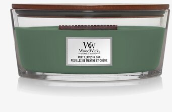 Bild av elegant ljus med trälock och sprakande veeke