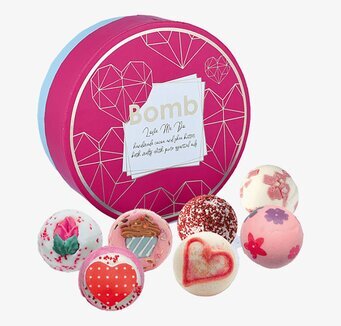 Foto av rund ask med badbomber och hjärtmönster