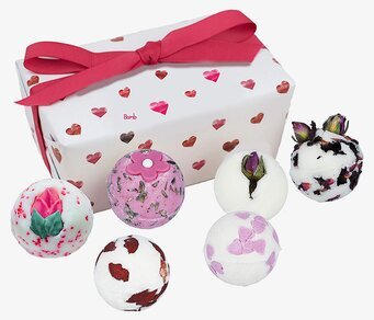 Bild av färgglad presentbox med badbomber och blommor