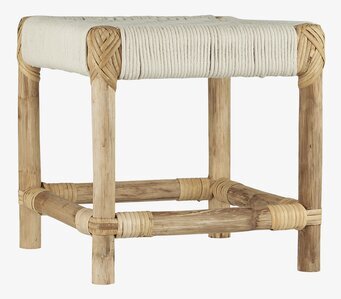 Bild av rustik pall med handflätad sits och trädetaljer