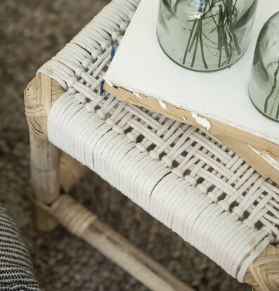 Bild av elegant handflätad pall med dekorativa detaljer