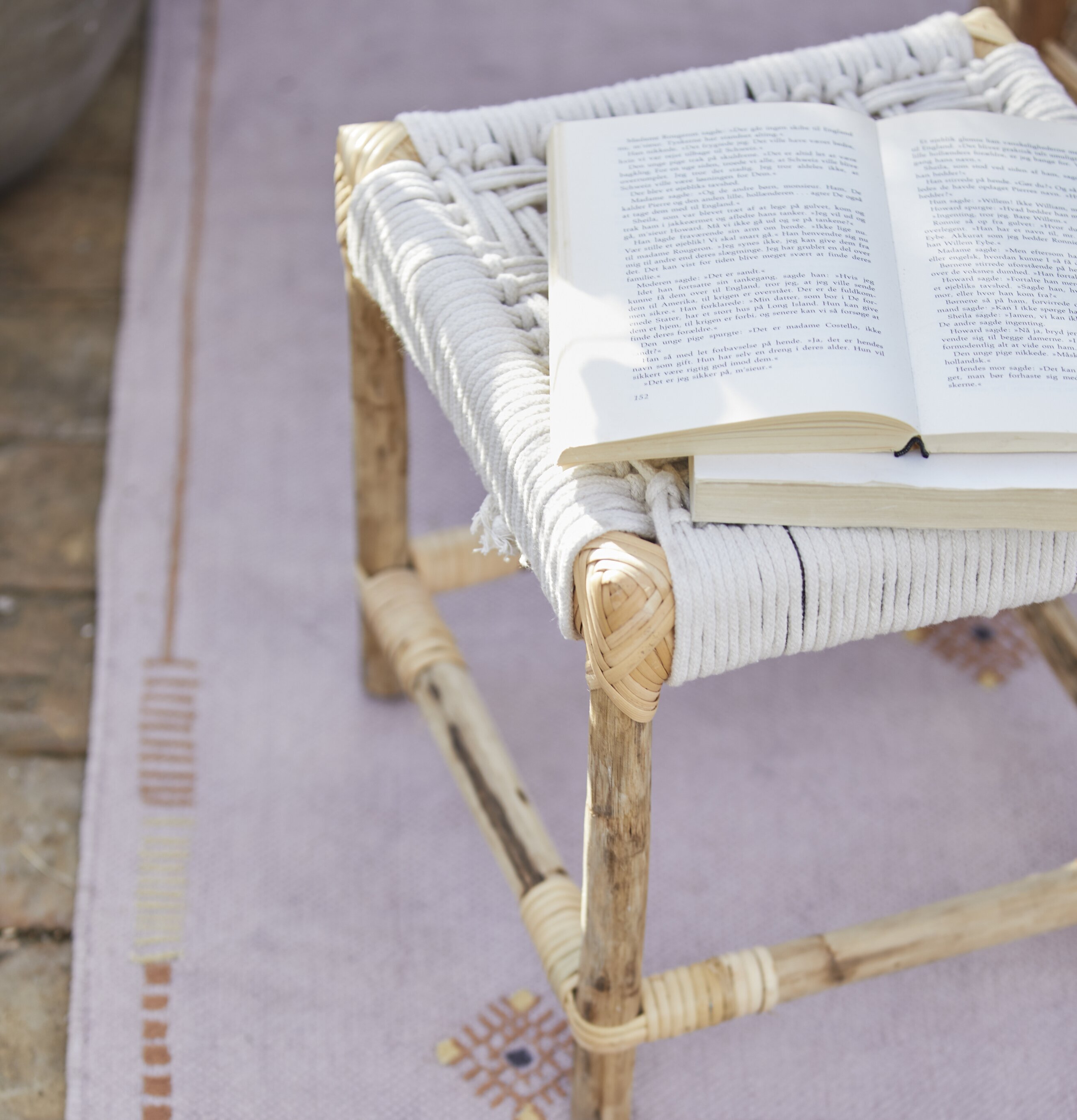 Pall Med Handflätad Sits från IB Laursen på ljuslila matta