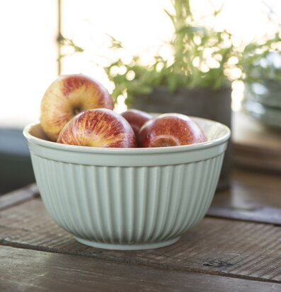 Bild av smakfullt arrangerad skål med äpplen