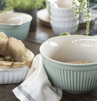 Bild av hemtrevligt köksarrangemang med skålset