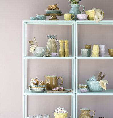 Bild av stilfullt arrangerade köksartiklar och bakverk