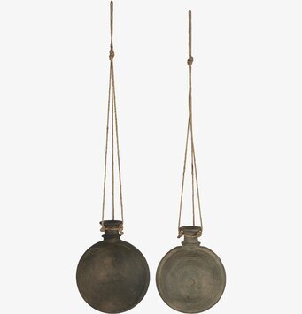 Bild av rustik lerflaska med jutesnöre hängandes