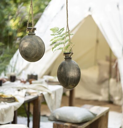 Foto av naturnära utomhusmiljö med rustika detaljer