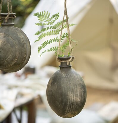 Bild av rustik charm med lerflaskor och natur