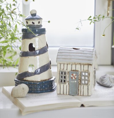 Bild av charmig nautisk scen med keramik och natur