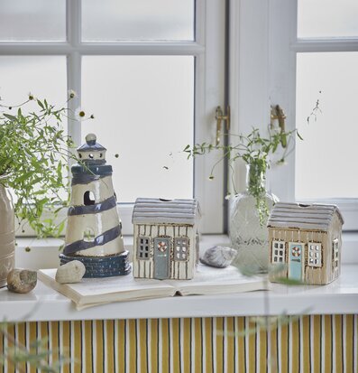 Bild av fönsterbräda med marint tema och dekorationer