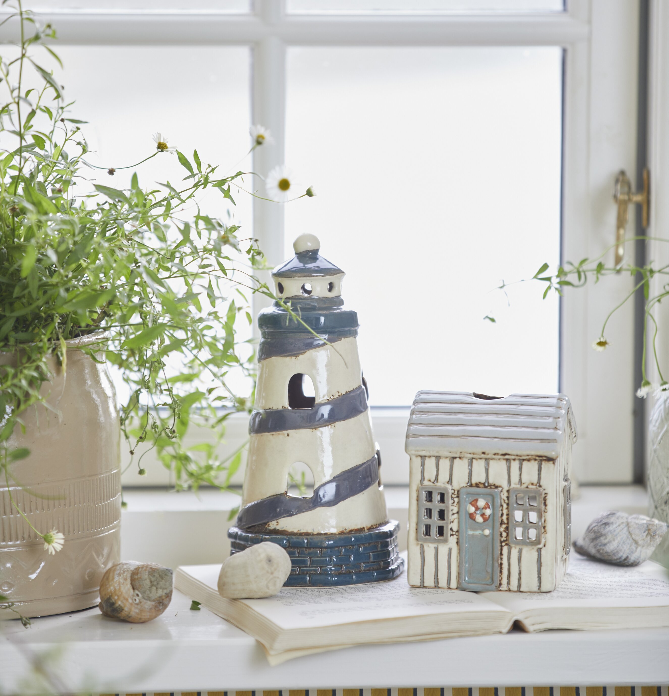 Ljuslykta Fyr Løkken från IB Laursen på fönsterbräda