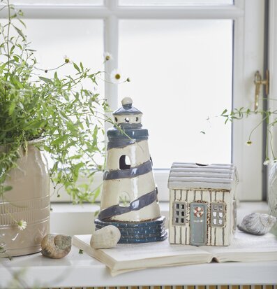 Bild av fönsterbräda med maritim och rustik inredning