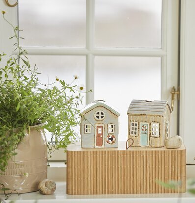 Bild av charmerande ljuslyktor i harmoni med naturen