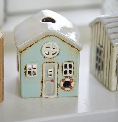 Bild av en detaljerad ljuslykta i form av ett hus