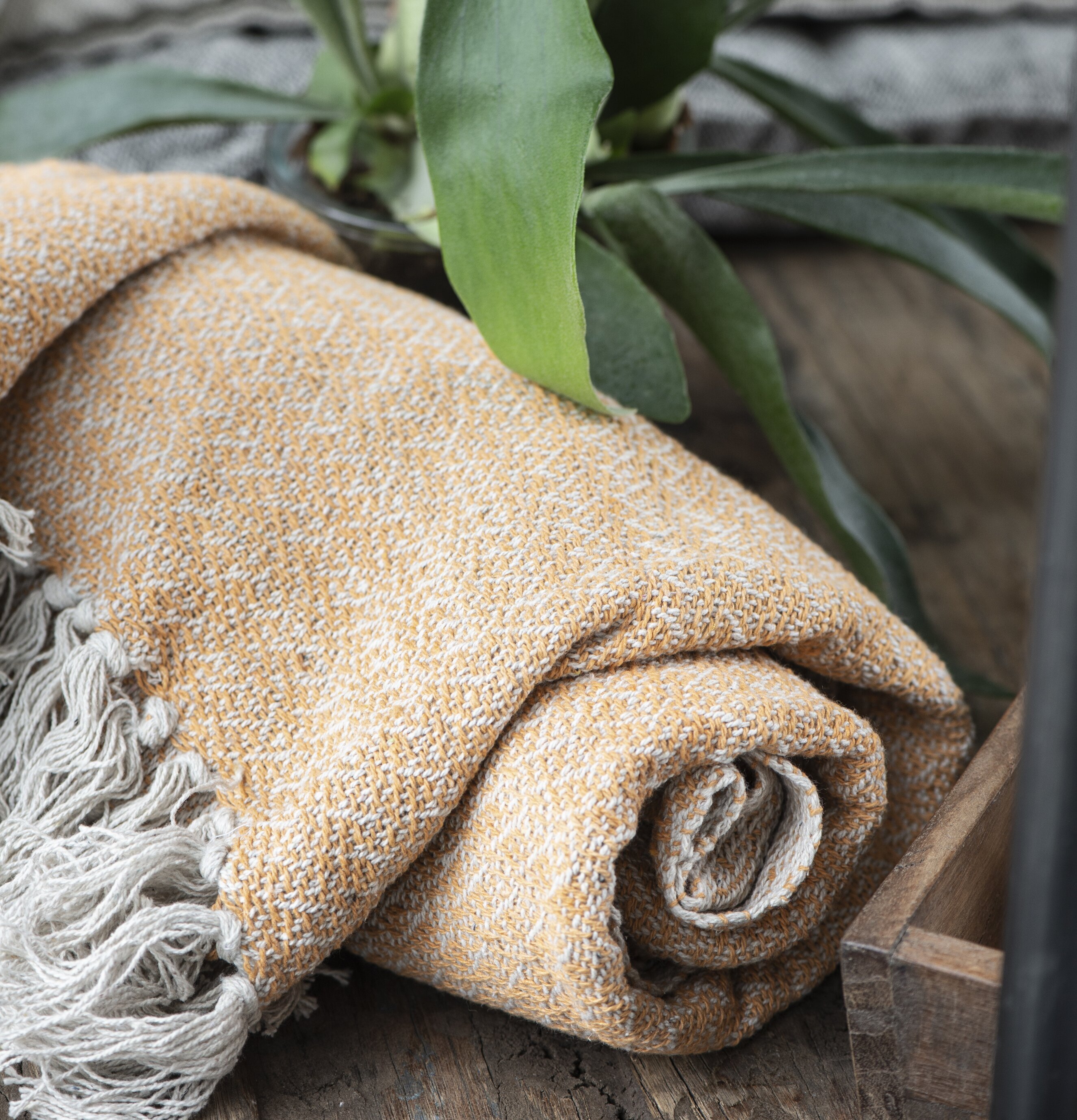 Pläd Creme/Gul från IB Laursen på rustikt träbord med växt