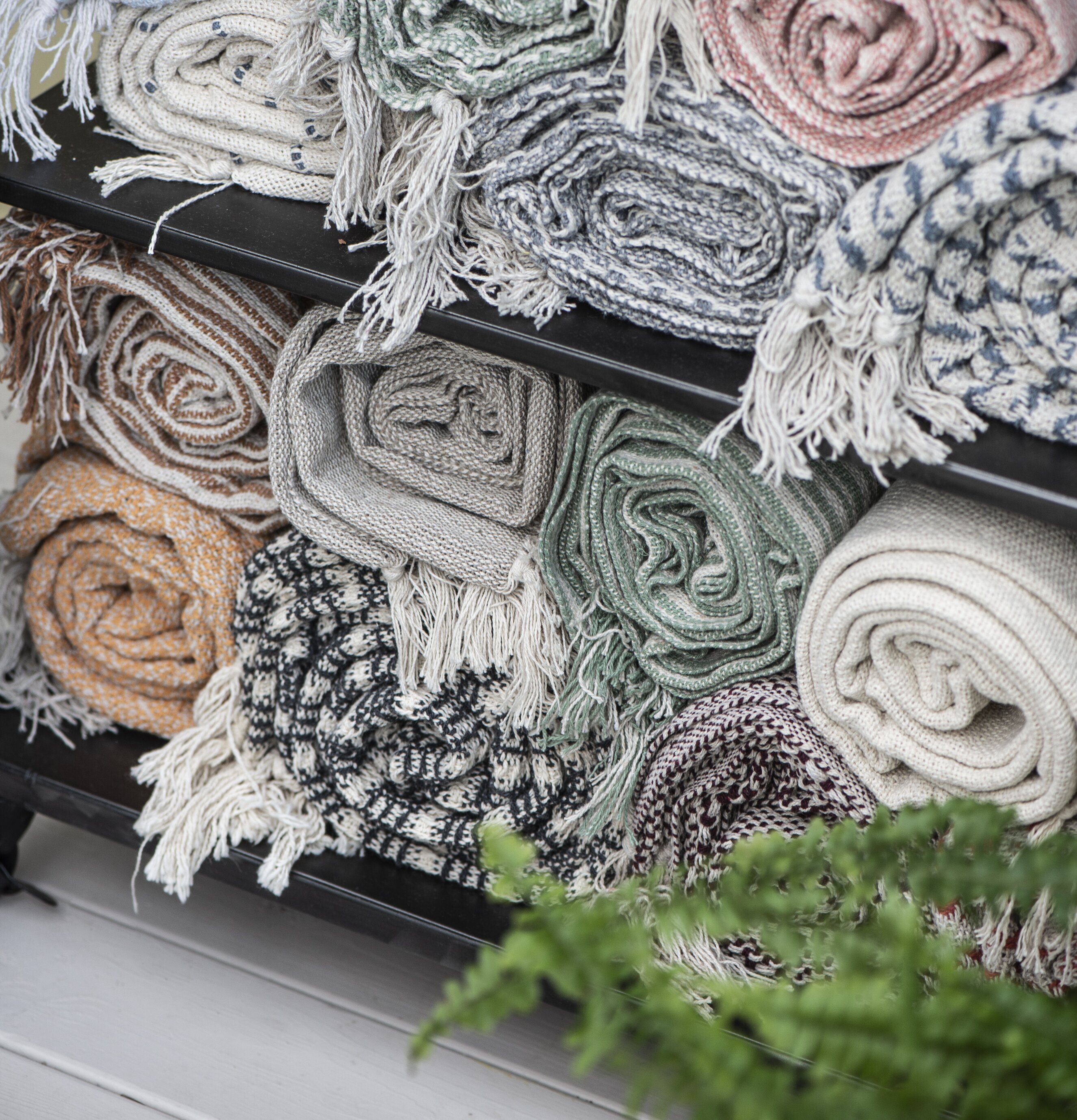 Pläd Creme/Blå från IB Laursen på hylla med dekorationer