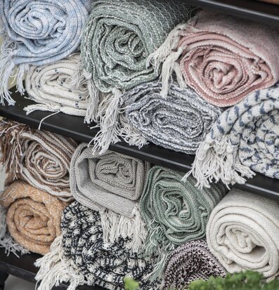 Bild av vackert inrullade plädar i olika färger