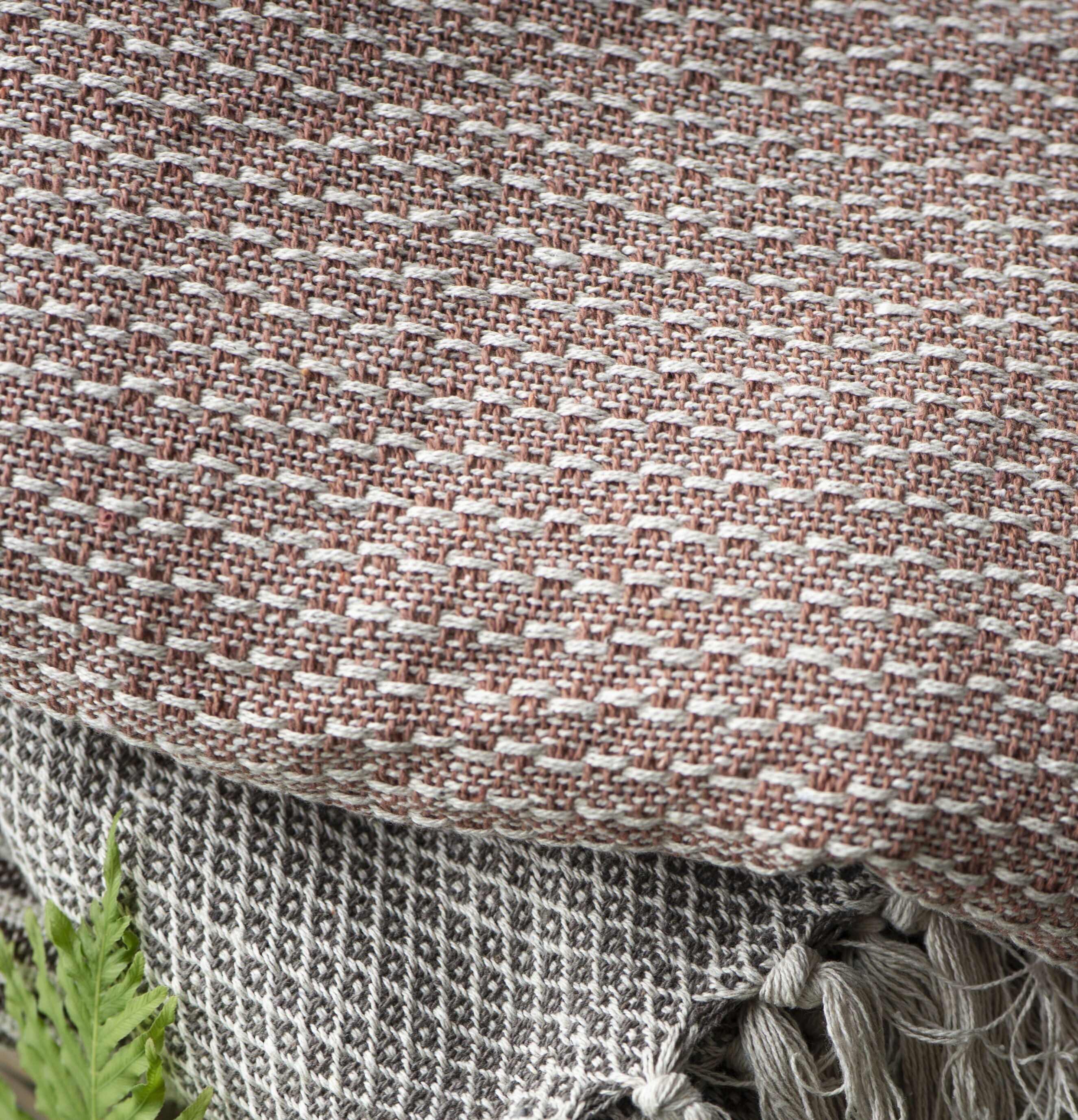 Pläd Creme/Gammelrosa från IB Laursen på träyta med växt