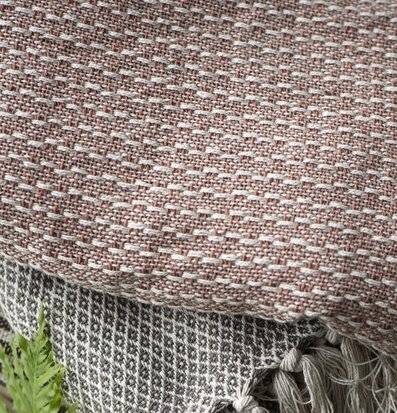 Bild av textilier och grönska i harmonisk balans