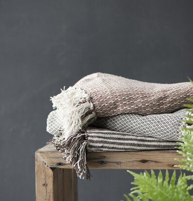 Bild av pläd på rustikt bord med elegant kontrast