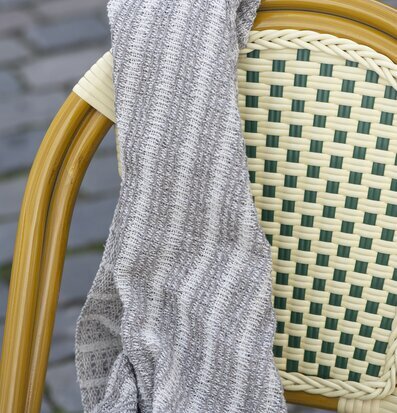 Foto av pläd och stol i harmonisk och stilren miljö