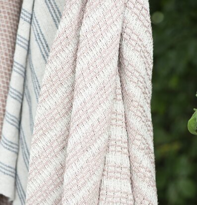 Bild av pläd i naturlig och harmonisk miljö