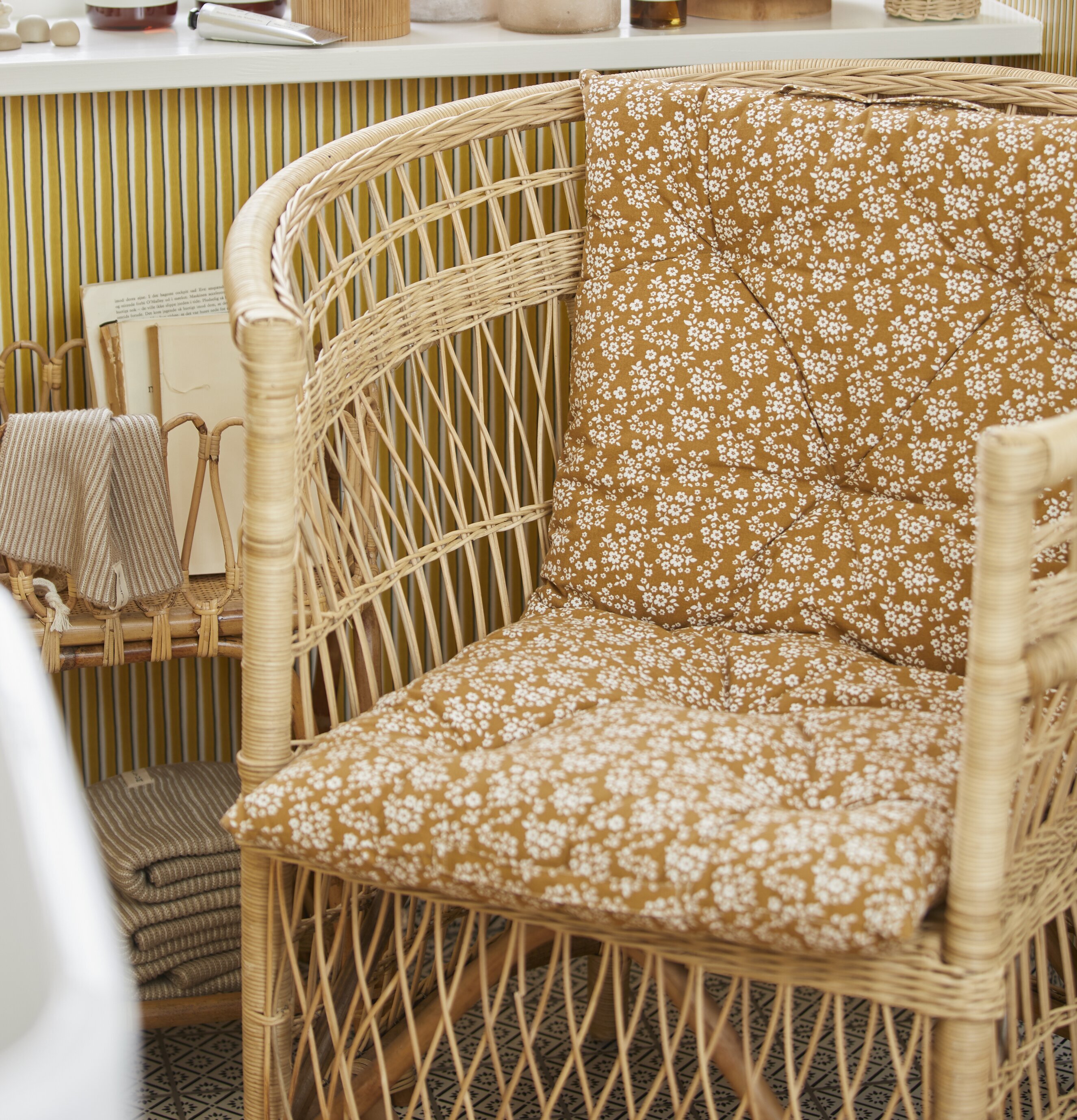 Madrassdyna Laura Brun från IB Laursen i rottingstol