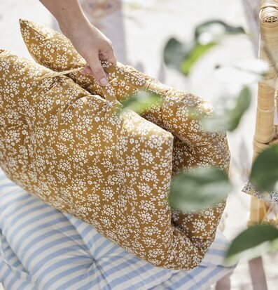 Bild av harmonisk utomhusmiljö med madrassdyna