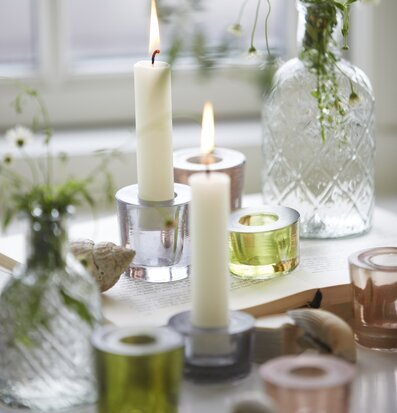 Bild av elegant stilleben med ljus och glasdetaljer