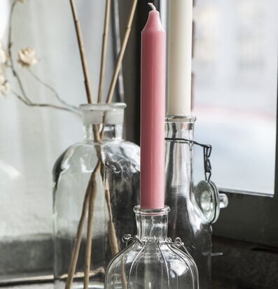 Foto av en harmonisk fönsterkarm med ljus och stenar