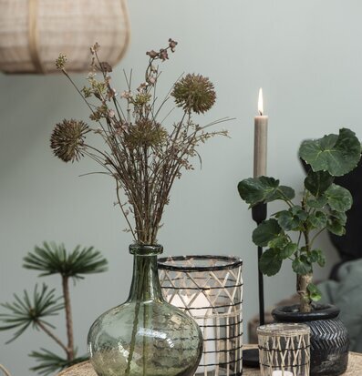 Foto av harmoniskt arrangerat rottingbord med dekorationer