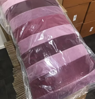 Bild av elegant kudde med lila och maroon ränder