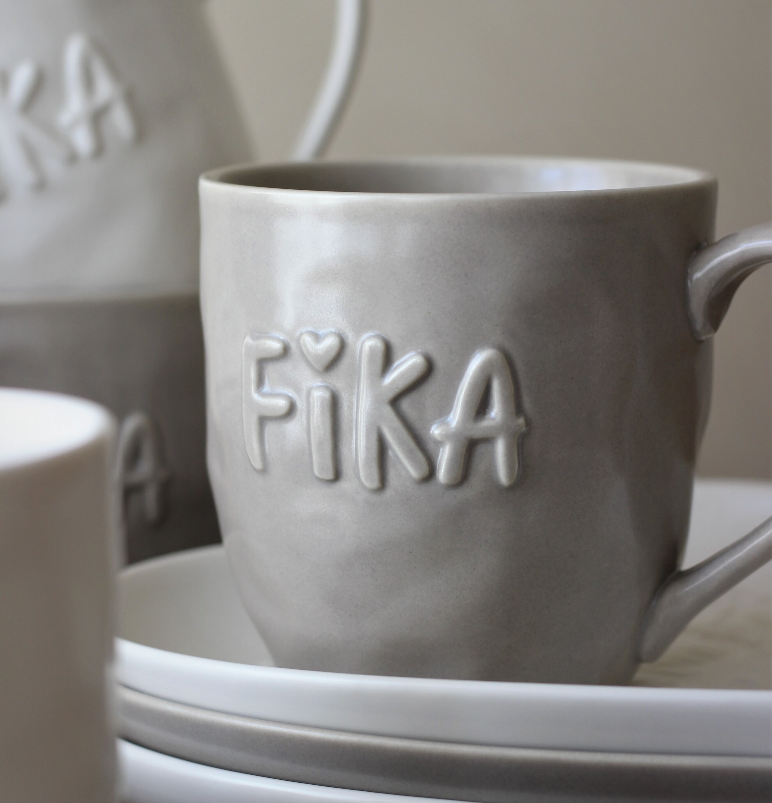 Mugg Kärlek & Fika Taupe från Majas Cottage i taupe-färg
