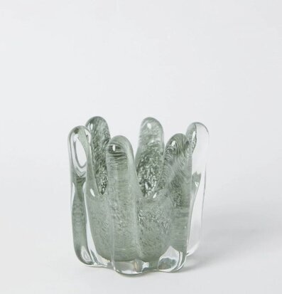 Bild av unik ljuskopp i mossgrönt glas och vågform