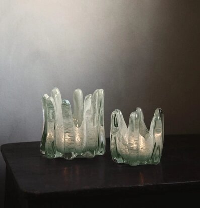 Bild av eleganta ljuskoppar i mossgrönt glas