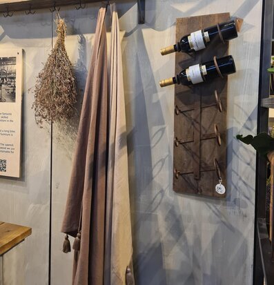 Bild av rustik inredning med vinställ och textilier