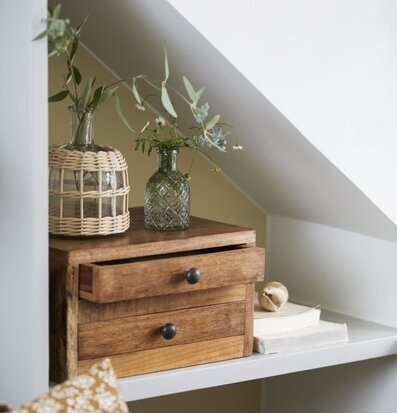 Bild av harmonisk interiör med rotting och glas