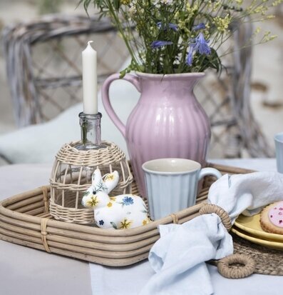 Bild av hemtrevligt och elegant dukat bord i trädgården