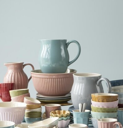 Bild av färgglada och tilltalande bordskärl-arrangemang