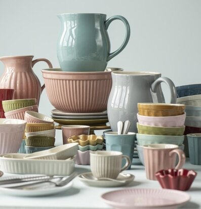 Bild av färgglatt porslin i harmoniska pastelltoner