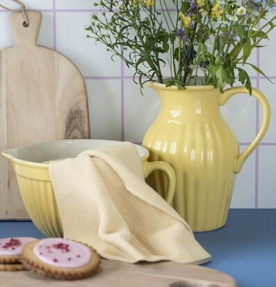 Bild av köksscen med eleganta gula toner och detaljer